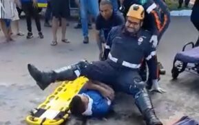 Momento em que socorrista do Samu cai sobre vítima