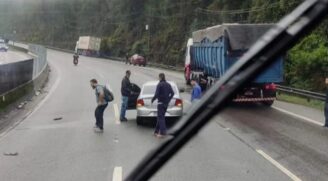Os motoristas deixaram um alerta nas redes sociais para quem está indo sentido Guarujá, ter cautela porque a rodovia está muito escorregadia.