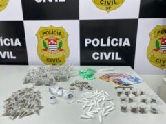 Os investigadores surpreenderam os suspeitos e localizaram em sua posse dinheiro e diversas substâncias entorpecentes