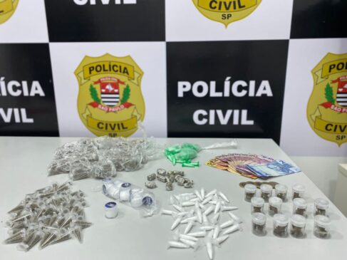 Os investigadores surpreenderam os suspeitos e localizaram em sua posse dinheiro e diversas substâncias entorpecentes