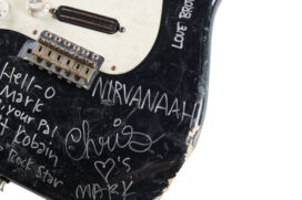Guitarra preta Fender Stratocaster, de Kurt Cobain