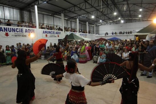No local, havia também oráculos e exposição de artesanato e, ao lado, nos quiosques da Lagoa da Saudade, o público que prestigiou a festa pôde ainda provar comidas típicas