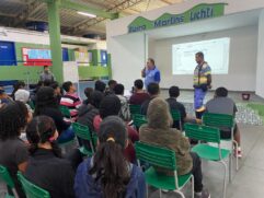 Cerca de 100 jovens estudantes do Ensino Fundamental II e do Ensino Médio acompanharam as informações sobre números de acidentes e mortes no trânsito e as principais causas de ocorrências expostas pelo especialista da CET