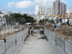 Neste momento, é realizada a drenagem entre as ruas Gerson Maturani e Major Manoel Fernandes Neto