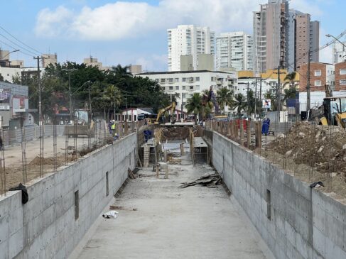 Neste momento, é realizada a drenagem entre as ruas Gerson Maturani e Major Manoel Fernandes Neto