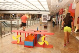 Brinquedos feitos com madeira reaproveitada estão expostos em shopping
