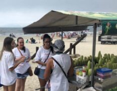 Os profissionais de Saúde Bucal vão percorrer a praia, entre o Novo Quebra-Mar, no José Menino, e o Aquário Municipal, na Ponta da Praia
