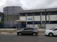 A agressão aconteceu durante uma briga na porta da escola