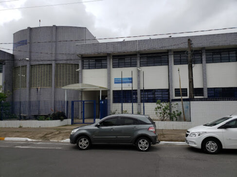 A agressão aconteceu durante uma briga na porta da escola