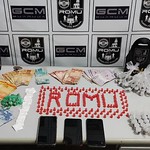 Foram identificados 103 tabletes de maconha, 13 papelotes de cocaína, 205 pedras de crack, 60 eppendorf (tubo) de haxixe e quatro bisnagas de lança perfume