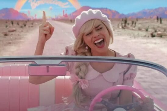 Barbie, vivida por Margot Robbie, está passando por dificuldades depois de expressar pensamentos nada comuns para uma boneca.