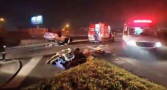 Nas imagens, é possível ver o as duas faixas interditadas com o carro capotado, duas ambulâncias e o corpo de bombeiros.