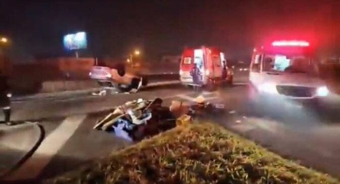 Nas imagens, é possível ver o as duas faixas interditadas com o carro capotado, duas ambulâncias e o corpo de bombeiros.