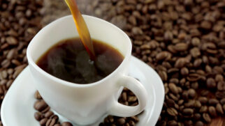 O café é a bebida mais consumida do mundo, mas profisioinais alertam sobre o uso exessivo da bebida