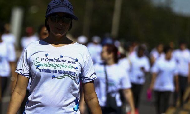 A caminhada encerrou a 84ª Semana Brasileira de Enfermagem, com o objetivo de mostrar a importância do trabalho das equipes multidisciplinares no cuidado em saúde
