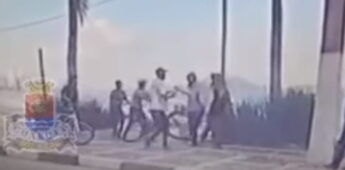 No vídeo é possível observar o grupo de assaltantes se aproximando das vítimas.