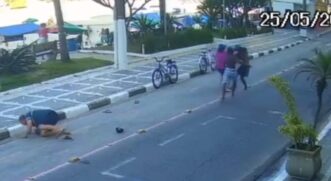 Com o homem impotente, o segundo rapaz consegue puxar a bolsa da vítima.