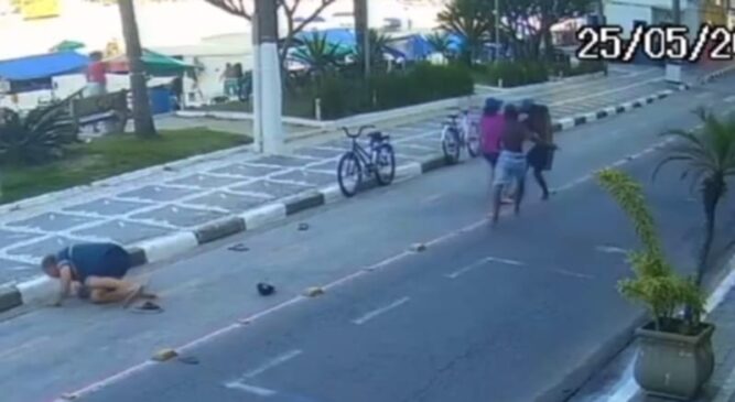 Com o homem impotente, o segundo rapaz consegue puxar a bolsa da vítima.