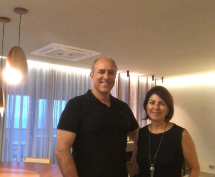 Ronaldo Sachs e Patricia Sachs, de Guarujá, aplicaram iluminação saudável em um apartamento residencial