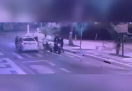 Nas imagens, é possível ver o momento em que o carro está passando pela avenida e a moto dos bandidos já está encostando próximo à porta do motorista acompanhando o veículo.