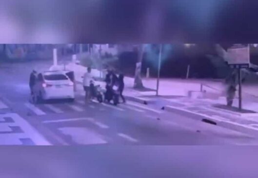 Nas imagens, é possível ver o momento em que o carro está passando pela avenida e a moto dos bandidos já está encostando próximo à porta do motorista acompanhando o veículo.
