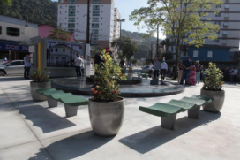 Praça ganhou novo piso, bancos, lixeiras e rampas de acesso