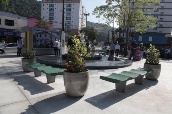 Praça ganhou novo piso, bancos, lixeiras e rampas de acesso