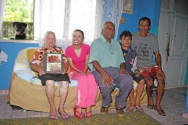 Dona Benita e seu esposo José Benedito com os filhos que ainda moram na casa, no Jardim Fazendinha, em Itanhaém