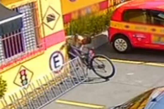 Homem furta bicicleta