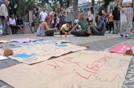 Participantes pintaram faixas de conscientização sobre a importância de se manter a luta antimanicomial no País