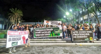 Após assembleia, professoras saíram em passeata pela Avenida 9 de Abril, em Cubatão