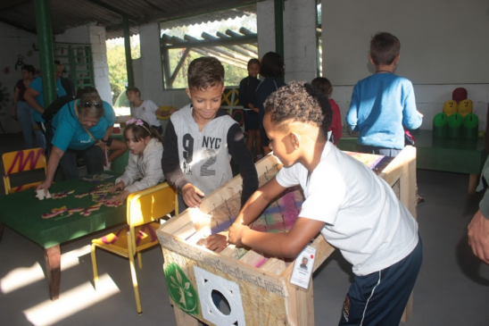 BRINQUEDOS RECICLADOS DIVERTEM CRIANÇAS CRECHE ECOFÁBRICA