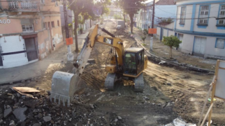 Capa de asfalto da via é removida para expor paralelepípedos