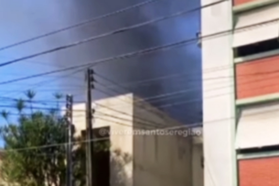 Casa pega fogo em Santos