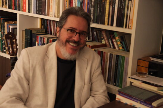 Colini é autor de 'Entre as chamas, sob a água' e 'Curva do Rio' e debate os recentes massacres nas escolas brasileiras