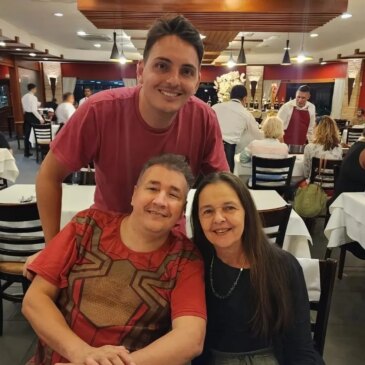 Um homem de 43 anos, diagnosticado com o Transtorno do Espectro Autista, pagou o almoço em família do Dia das Mães com o primeiro salário dele em Santos, no litoral de São Paulo, e emocionou sua família.