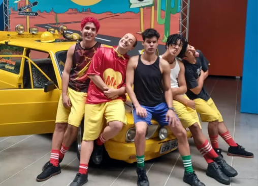 Ruy Brissac (Dinho) e os colegas de palco tocam em Salvador neste sábado (20)