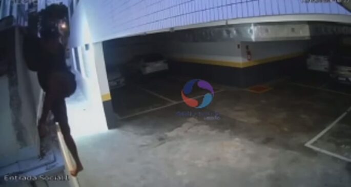Ao ser abordado pelo porteiro do local, disse estar armado e acabou fugindo pelo mesmo muro que entrou.