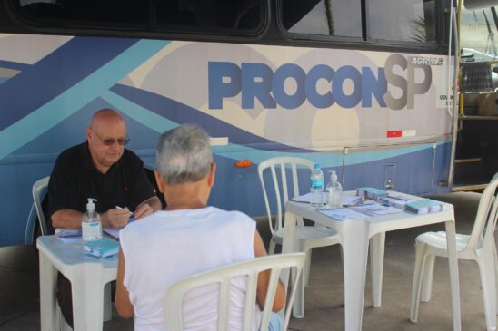 A Praça Almirante Gago Coutinho, na Ponta da Praia, em Santos, recebeu nesta manhã de quarta-feira (3) a van do Procon Móvel