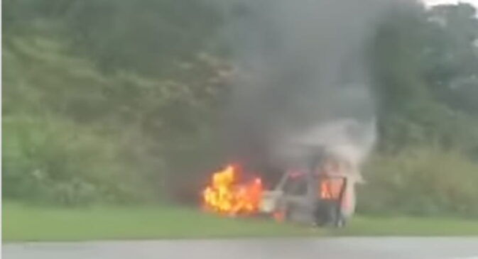Nas imagens, é possível ver o carro pegando fogo no acostamento da Rodovia