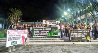 Após assembleia, professoras saíram em passeata pela 9 de Abril