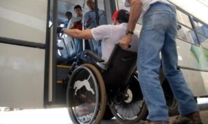 Ir a pé ou se deslocar com cadeira de rodas (50%) e carro particular (47%) são as formas de deslocamento mais populares entre a população PCD