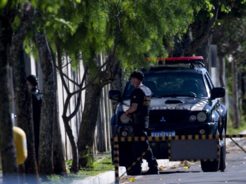 A Polícia Federal cumpre na manhã desta quarta (3) mandado de busca e apreensão em endereço do ex-presidente Jair Bolsonaro (PL)