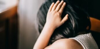 Os policiais tentaram conversar com a menina, mas ela não falava.