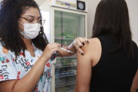 Em Guarujá, pessoas com 18 anos ou mais podem tomar a vacina bivalente contra a covid-19 em 20 postos de vacinação