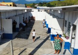 Moradias provisórias em São Sebastião