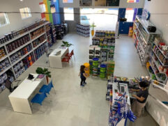 Loja de tintas de Leila Horiguti em Registro, inaugurada com capital obtido junto à Desenvolve SP, agência de fomento do estado de São Paulo