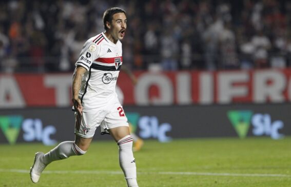 O gol do São Paulo teve pouco mais de um minuto de checagem no VAR por conta da posição de Luciano após o passe de cabeça de David