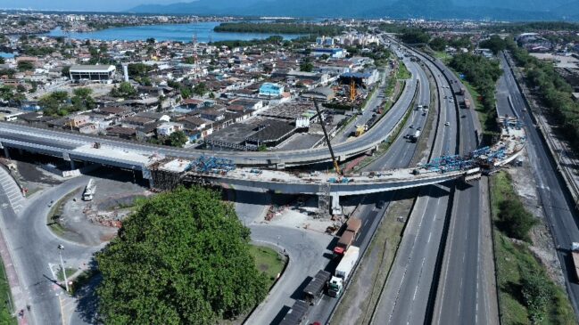 Estrutura foi feita 'de fora para dentro', e as duas pontas se encontraram sobre duas pistas da Anchieta