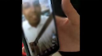 No vídeo, que viralizou nas redes sociais, o homem, exibindo um facão, pergunta se a ex-mulher conhece o filme do "Jason".